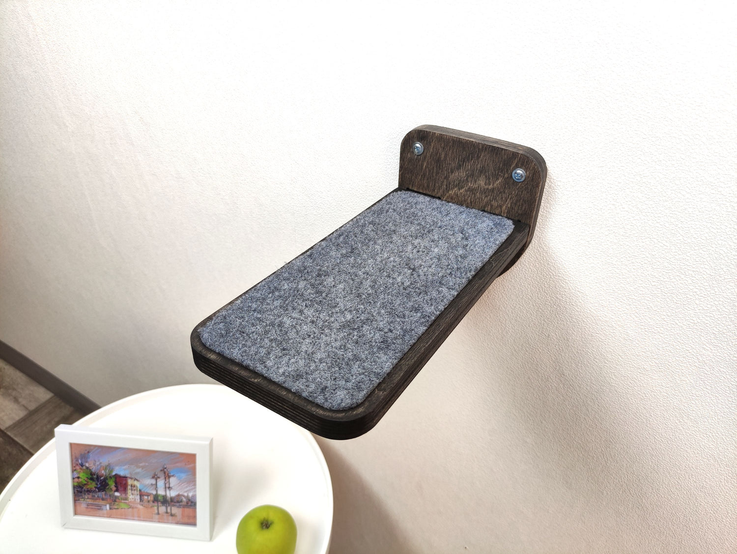 Dark wood wall flat step with grey carpet - for cat