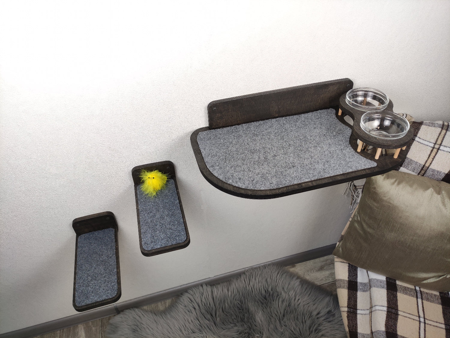 Wall-mounted cat feeding shelf with 2 raised bowls and step for large breeds like Maine Coon. Easy install, holds 33lbs.