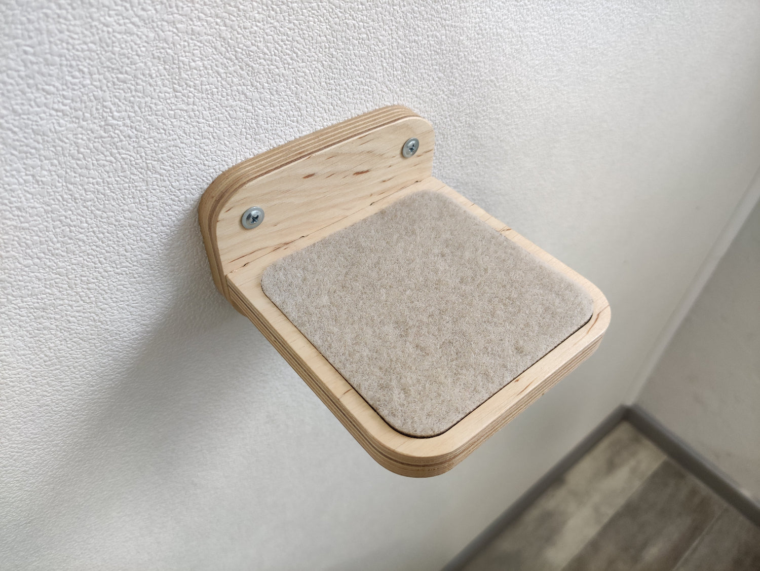 Square cat step for climbing and jumping, easy to install on any type of wall.