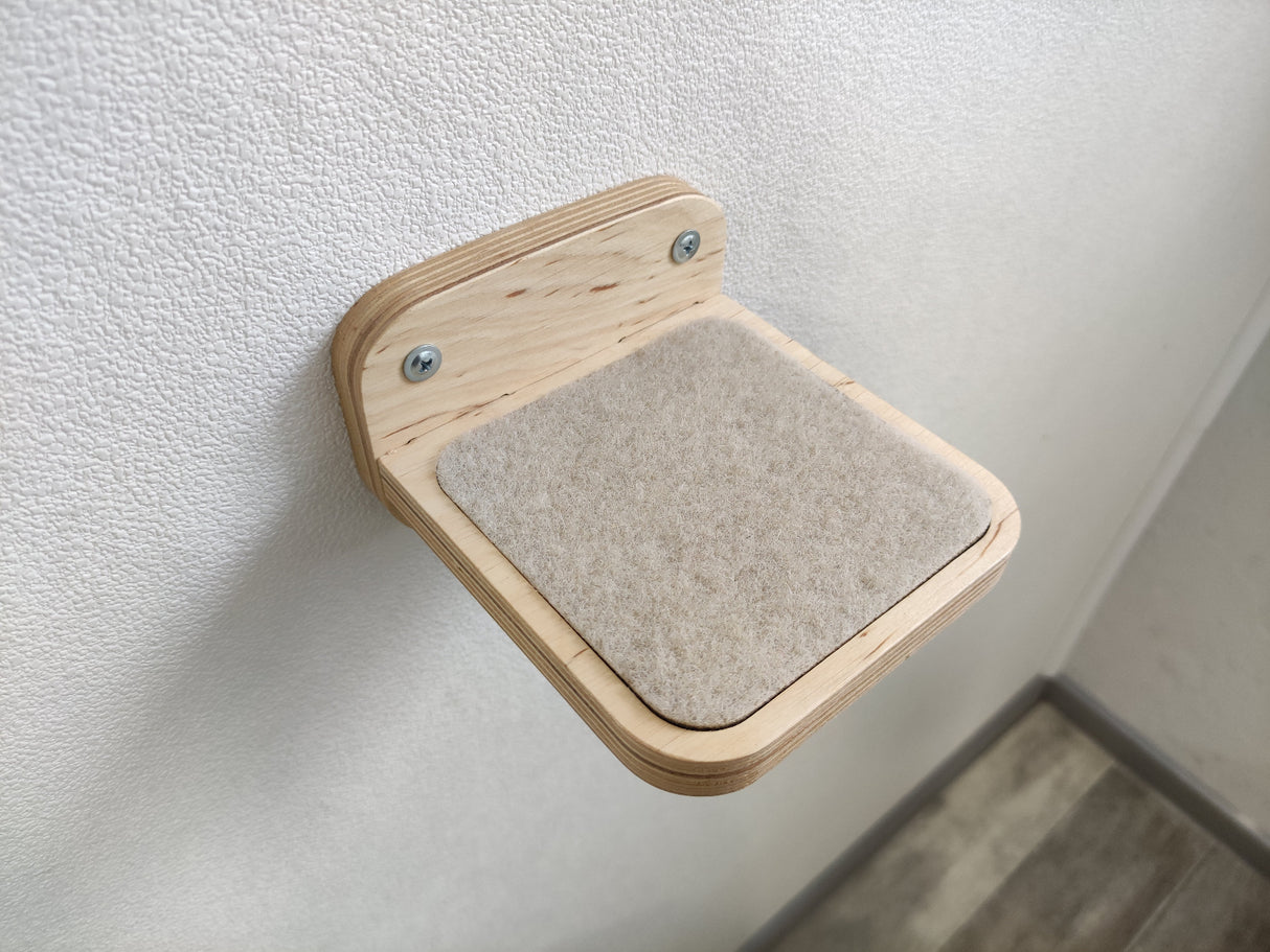 Square cat step for climbing and jumping, easy to install on any type of wall.