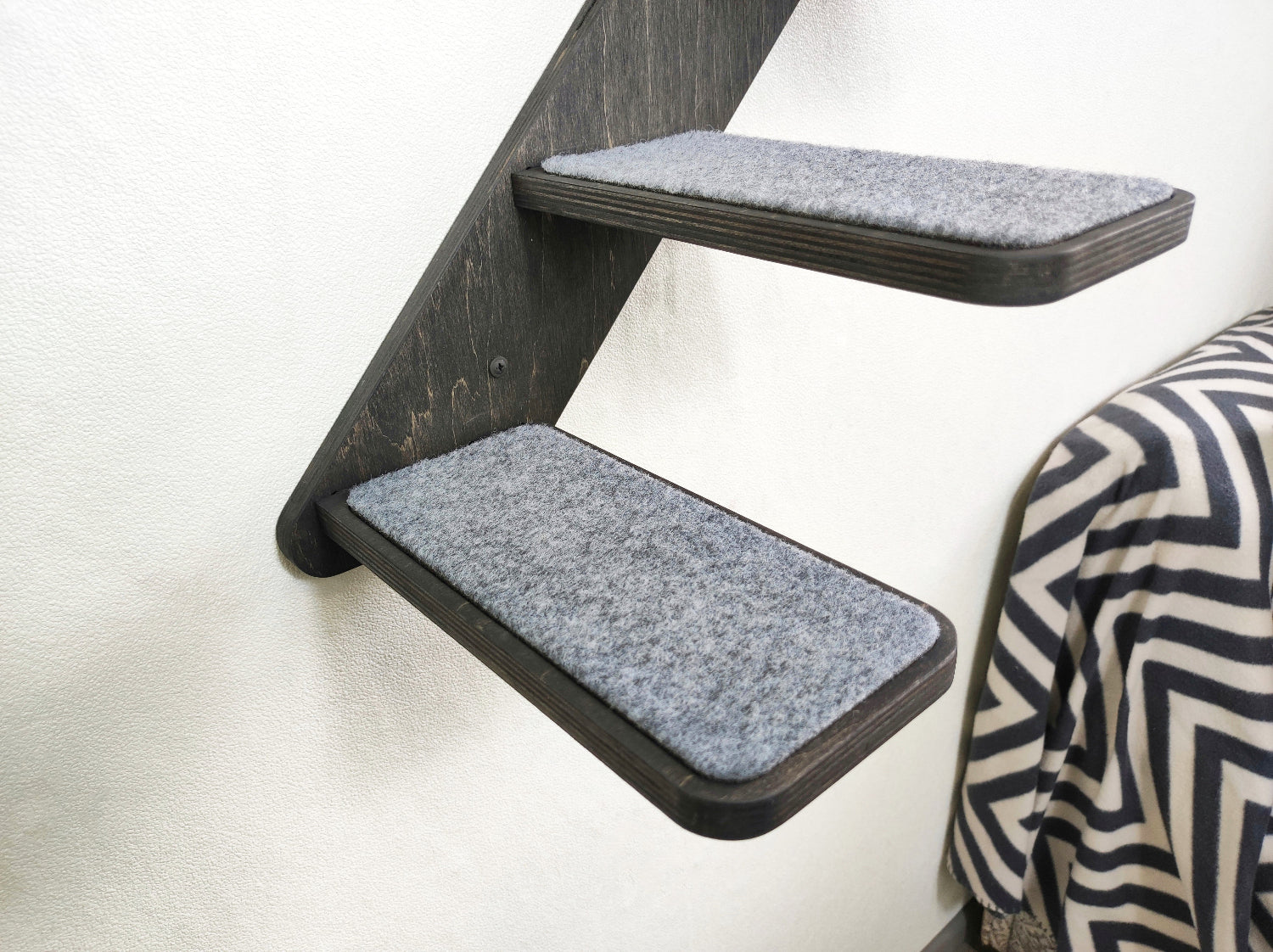 Stylish and space-saving wooden cat ladder, perfect for small apartments and modern interiors.