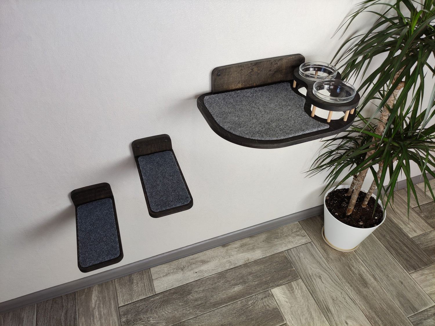 Set of shelf with bowls and 2 steps made of dark wood