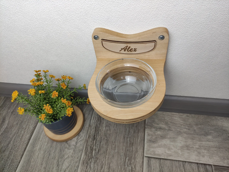 Light wood cat wall shelf with one elevated glass feeding bowl