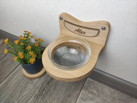 Compact wall-mounted feeder for cats in light wood with glass bowl