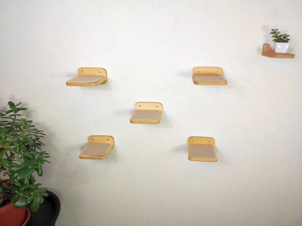 Set of wall-mounted mini steps for cats