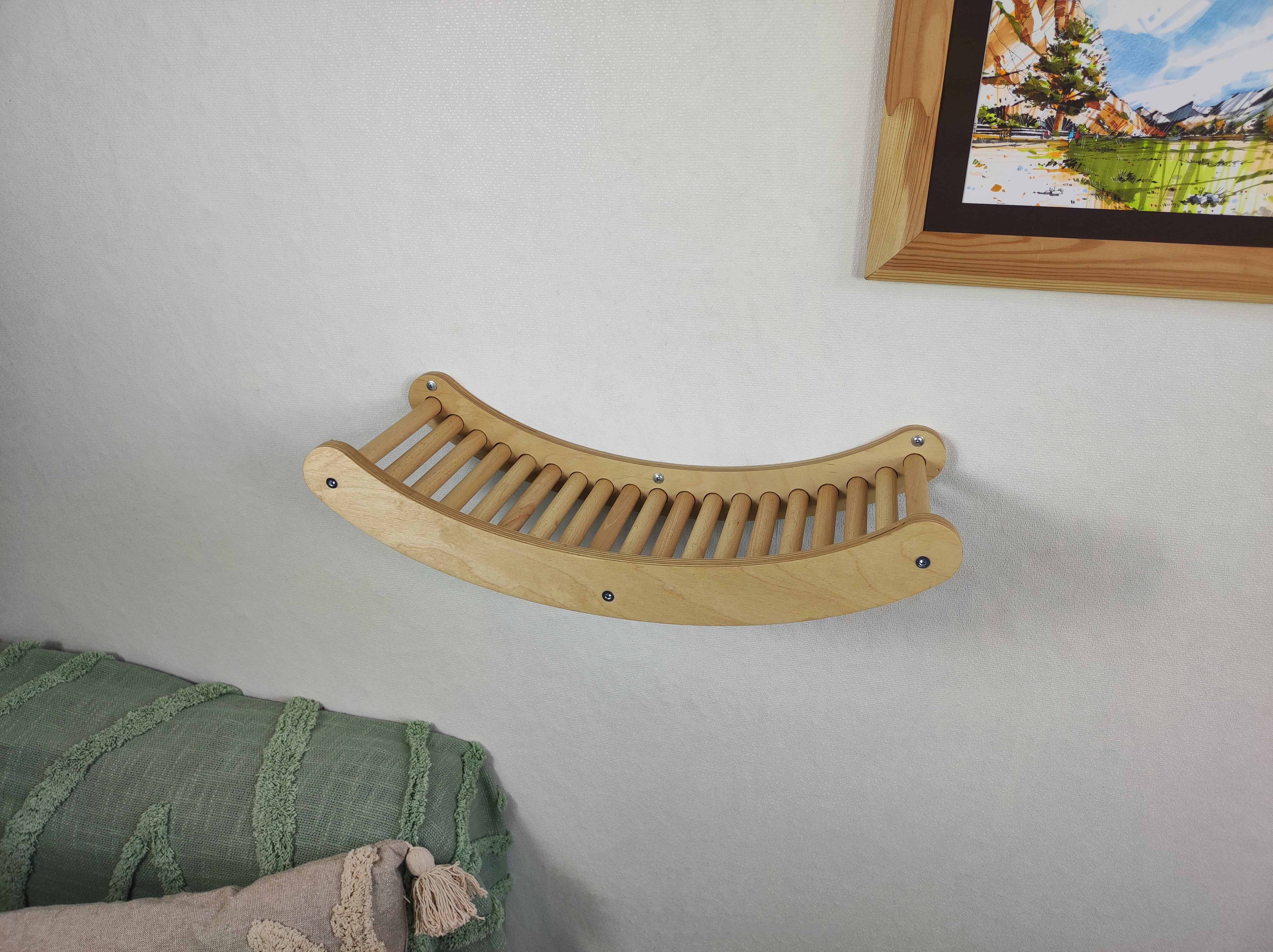Wall shelf for cat in wave form
