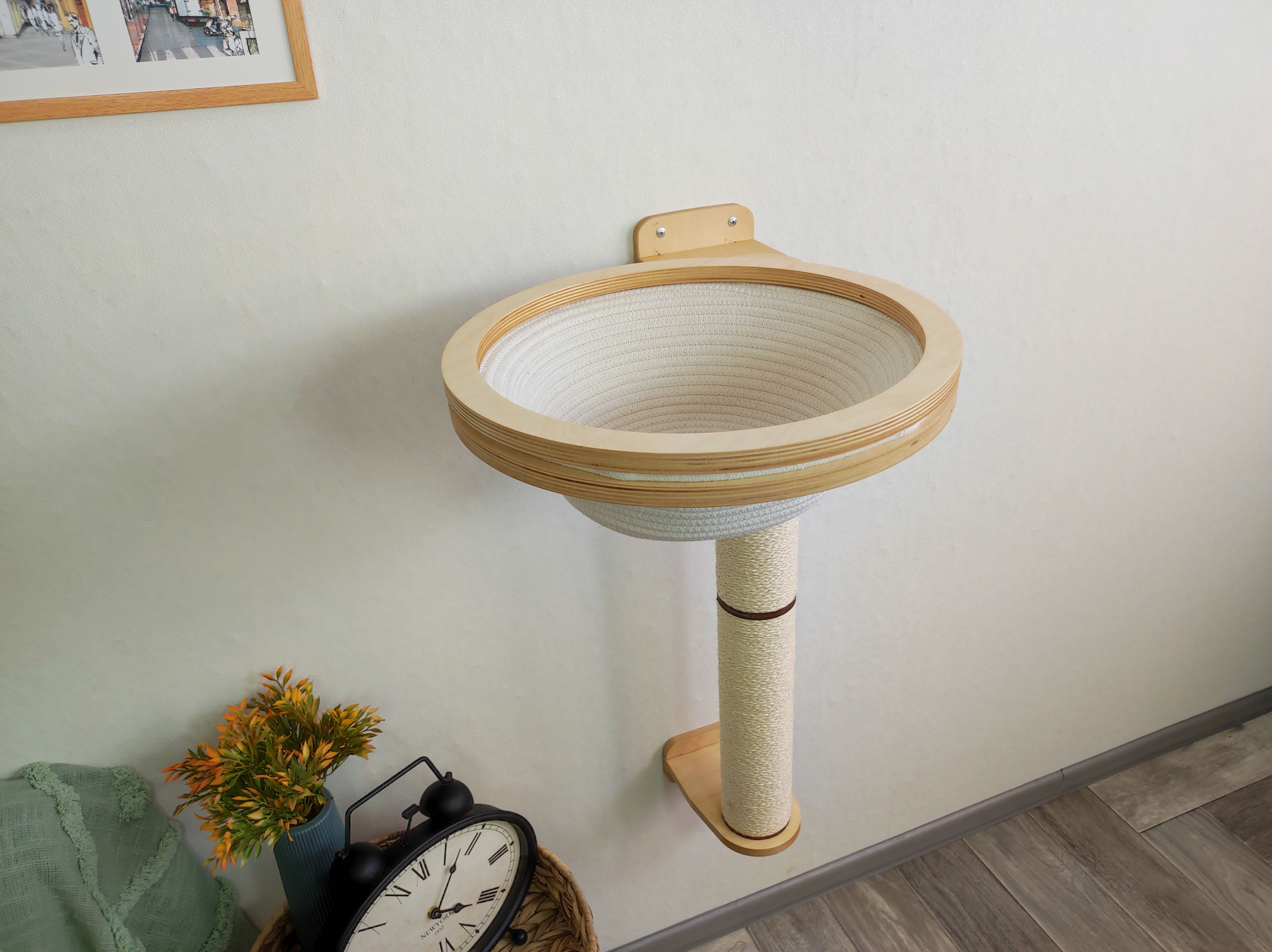 Round wall-mounted basket made of cotton thread with a cat bowl