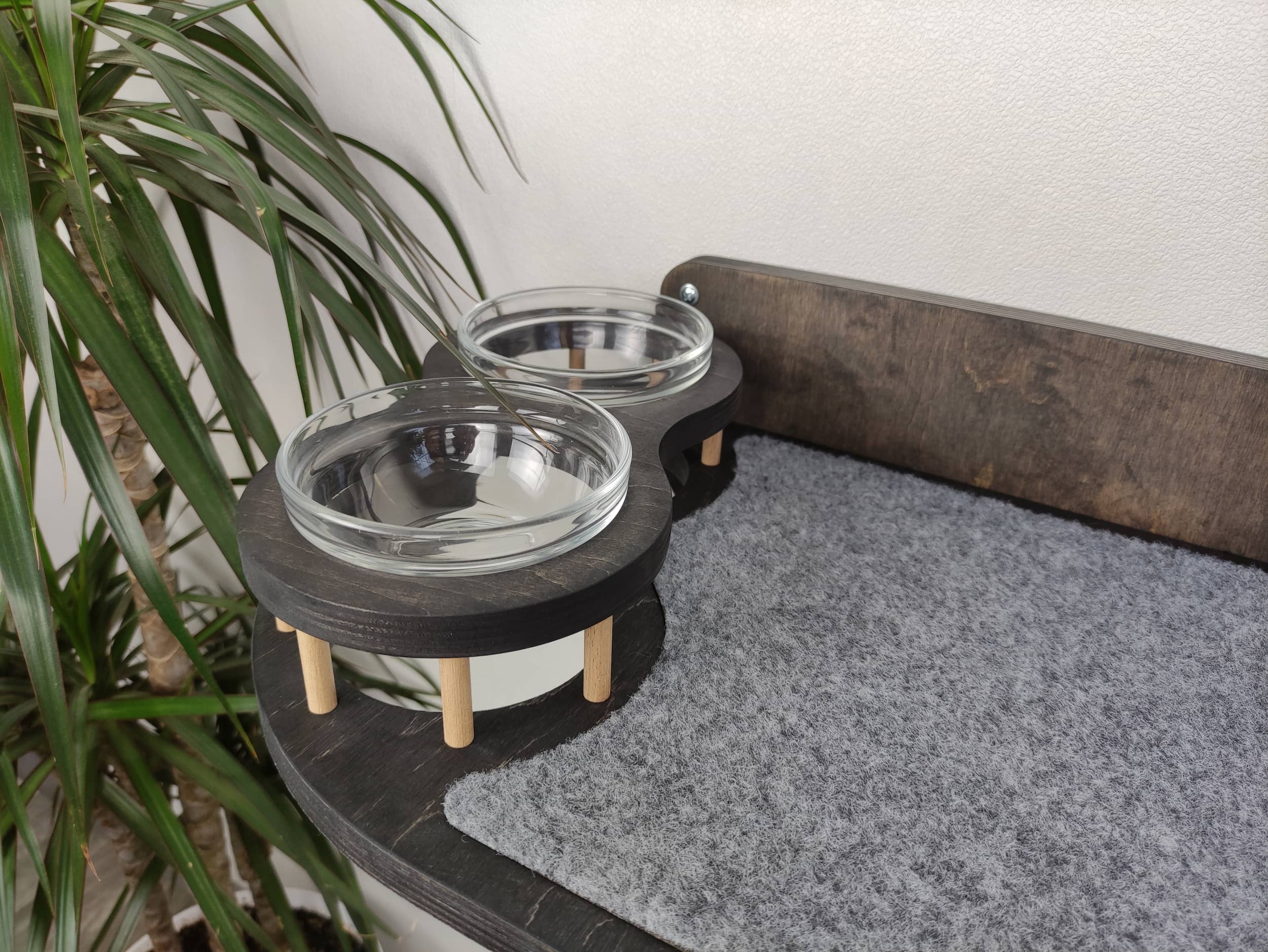 Cat shelf-feeder - Dark & raised bowls