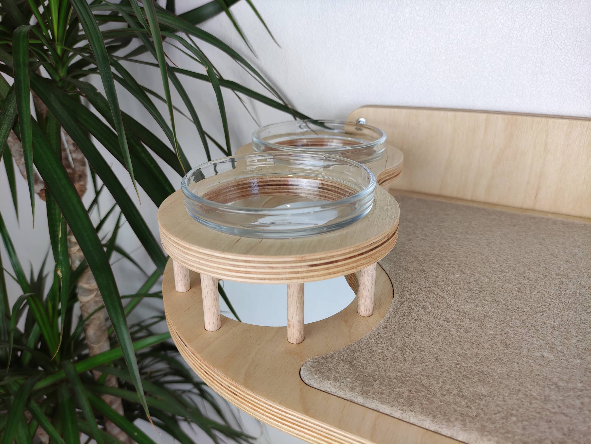Cat shelf-feeder - Light & raised bowls