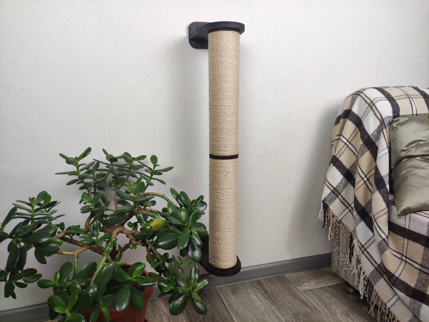 Double cat scratching post - dark color of wood